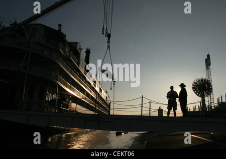 Fahrgäste laden am Sonnenuntergang Mississippi queen Riverboat Cincinnati Ohio Stockfoto