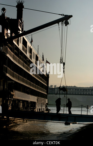 Fahrgäste laden am Sonnenuntergang Mississippi queen Riverboat Cincinnati Ohio Stockfoto