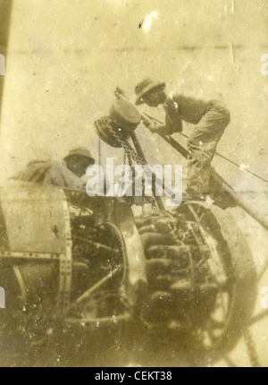 308. Bombergruppe, 14. Army Air Force, China Birma Indien, dem zweiten Weltkrieg WWII. Arbeiten am Motor des Flugzeugs Stockfoto