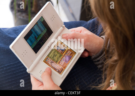 Junges Mädchen, Nintendo ds Spiel Stockfoto