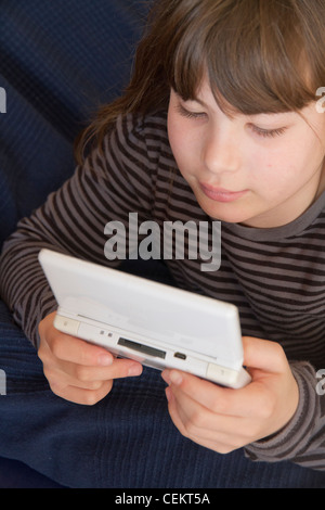 Junges Mädchen, Nintendo ds Spiel Stockfoto