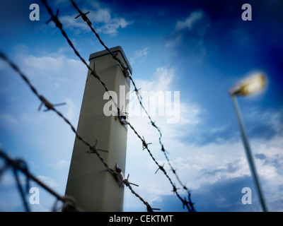 Stacheldraht vor Abendhimmel Stockfoto