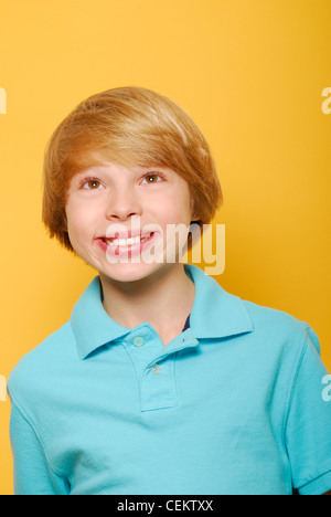 Elfjähriger Junge mit ausdrucksstarken Gesicht, lächelnd und blickte. Exemplar / Raum für Text. Stockfoto
