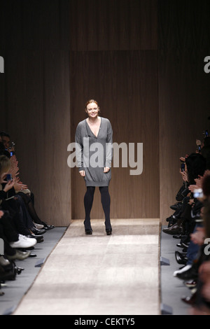 Stella McCartney Paris bereit, tragen Herbst Winter Stella McCartney am Ende ihrer Show tragen eine übergroße grauen Pullover als Stockfoto