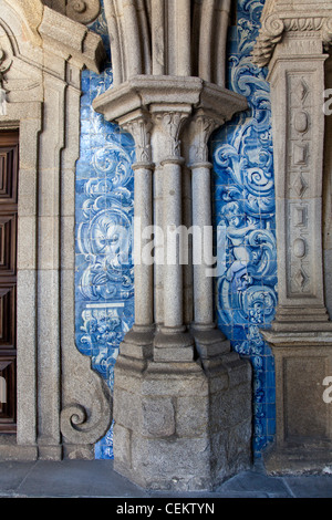 Portugal, Porto, die Kirche Saint IIdefonso, Kreuzgang, dekoriert, Spalte und keramische Fliesen Stockfoto