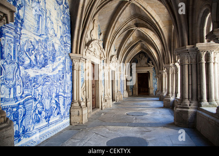 Portugal, Porto, die Kirche Saint IIdefonso, Fan gewölbten Kreuzgang mit Keramikfliesen (Azulejo) Stockfoto