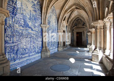 Portugal, Porto, die Kirche Saint IIdefonso, Fan gewölbten Kreuzgang mit Keramikfliesen (Azulejo) Stockfoto