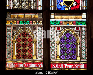 Prag, St.-Veits-Dom, Glasfenster, dekorativen Motiven Stockfoto