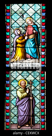 Prag, St.-Veits-Dom, Buntglasfenster, Heimsuchung Mariä, St Philip der Apostel Stockfoto