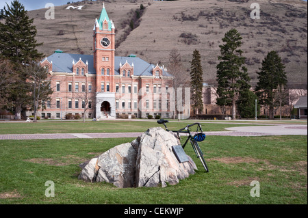 Ein eiszeitlichen Findling sitzt auf dem Rasen auf dem Campus der University of Montana in Missoula, Montana. Stockfoto