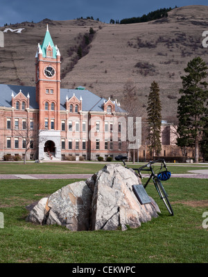 Ein eiszeitlichen Findling sitzt auf dem Rasen auf dem Campus der University of Montana in Missoula, Montana. Stockfoto