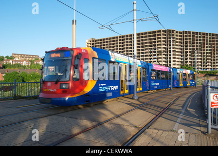 Sheffield Supertram Park Hill Wohnungen vorbei Stockfoto