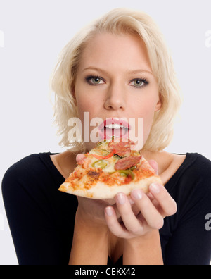 Frau hält ein Stück dünne Kruste italienische Pizza, etwa um einen Bissen zu nehmen Stockfoto