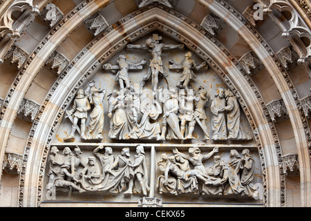 Prag, St.-Veits-Dom, zentrales Portal, westliche Fassade, Tympanon Reliefs über Bronzetür Stockfoto