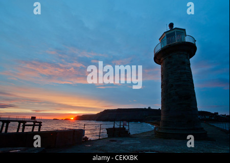 Whitbys berühmten Leuchtturm auf dem Pier an der ersten Ampel. Warm, blauer Himmel mit helle Wolke fangen die Sonnen-Strahlen. Stockfoto