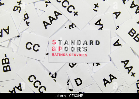 Die Standard & Poors Rating Services (S & P) Logo auf einem Bett von Ratings, die von ihnen verwendet, um Unternehmen zu bewerten. Stockfoto