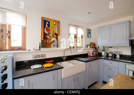 Land Küche in Scheune weiß terracotta Wände schräge Decke aus Holz