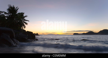 Anse Takamaka, Mahé, Seychellen. Blick über die Bucht bei Sonnenuntergang. Stockfoto