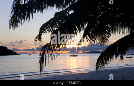 Anse Volbert, Praslin, Seychellen. Blick über die Bucht bei Sonnenaufgang. Stockfoto