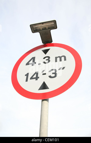Höhenbegrenzung unterschreiben Warnung vor einer niedrigen Brücke Stockfoto