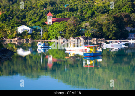 Baie Sainte Anne, Praslin, Seychellen. Blick über den Hafen. Stockfoto