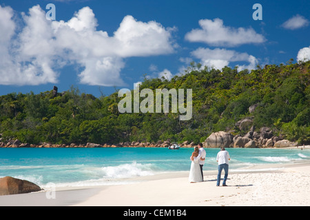 Anse Lazio, Praslin, Seychellen. Brautpaar am Strand fotografiert. Stockfoto