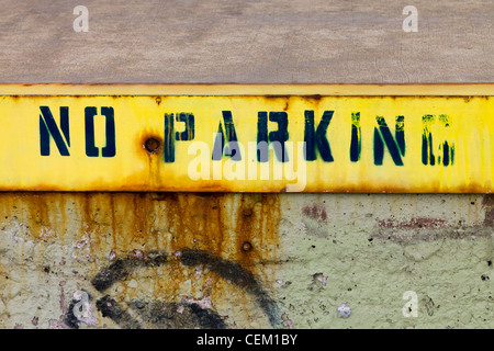 Kein Parkplatz-Schild auf eine Grunge alte Wand auf einem verlassenen städtischen Gebäude in der Innenstadt von Denver Colorado USA gemalt. Stockfoto