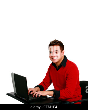 lächelnde Erwachsene asiatische Männer arbeiten auf einem laptop Stockfoto