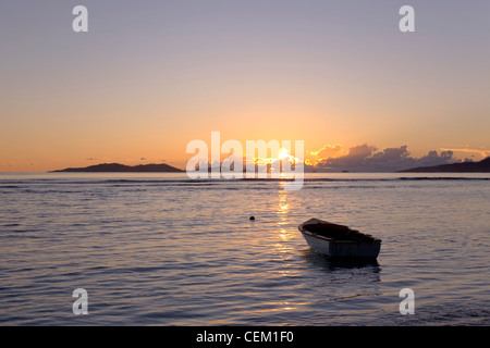 Anse La Blague, Praslin, Seychellen. Blick über die Bucht, die Inseln Petite Soeur und Grande Soeur, Sonnenaufgang. Stockfoto