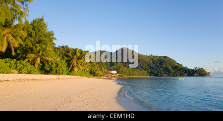 Anse La Blague, Praslin, Seychellen. Blick entlang des Strandes, am frühen Morgen. Stockfoto