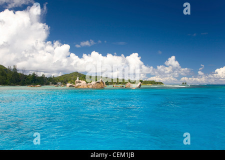 La Passe, La Digue, Seychellen. Klare türkisfarbene Wasser am Eingang zum Hafen. Stockfoto