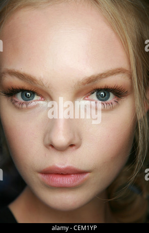 Donna Karen Backstage New York bereit zu tragen-Frühling-Sommer-Modell weiche rosa und metallischen grauen Lidschatten, schwarze Mascara und Stockfoto