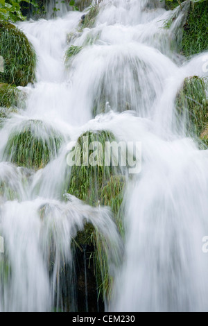 Nationalpark Plitvicer Seen, Lika-Senj, Kroatien. Schäumenden Kaskaden am oberen Ende des Kaluderovac Sees. Stockfoto