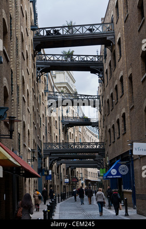 Brücken verbinden die alten Lagerhäuser entlang Shad Thames, London. Stockfoto