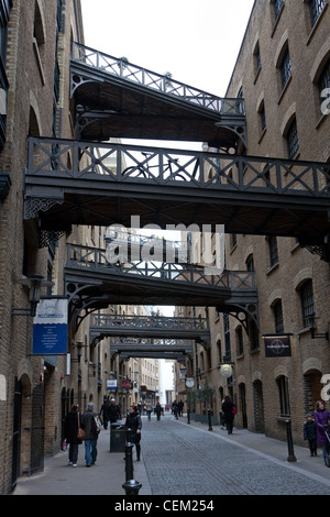 Brücken verbinden die alten Lagerhäuser entlang Shad Thames, London. Stockfoto