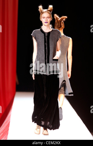 Yohji Yamamoto Paris bereit, WearSpringSummer 2012 Stockfoto