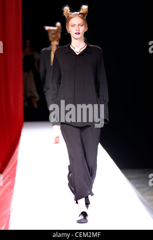 Yohji Yamamoto Paris bereit, WearSpringSummer 2012 Stockfoto