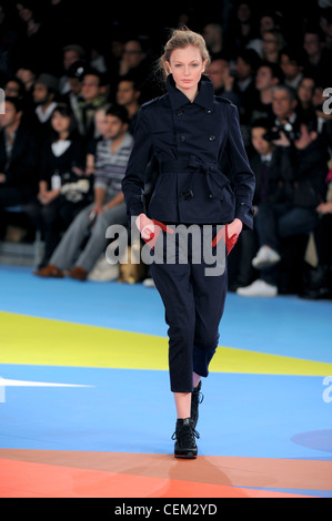 Adidas Yohji Yamamoto New York bereit zu tragen Herbst Winter dunkelblau zweiteilige Jacke mit Gürtel und Hose abgeschnitten Stockfoto