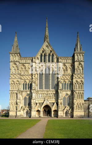 Blick auf die Westfassade der Kathedrale von Salisbury, Wiltshire, UK Stockfoto