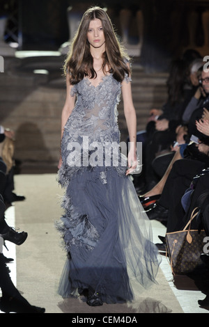 Alberta Ferretti Florenz Pitti vorstellen Uomo Modenschau Herbst Winter 2011 2012 Modell Yulia Kharlapanova Stockfoto