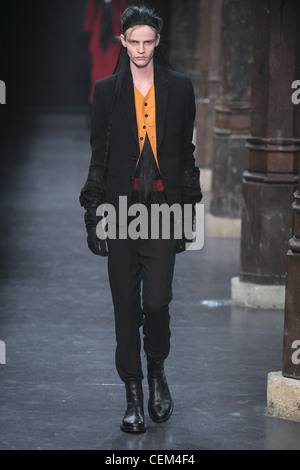 Ann Demeulemeester Paris bereit zu tragen Menswear Herbst Winter 2011 2012 Stockfoto