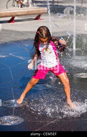 Junge Mädchen spielen im Wasserpark. Stockfoto