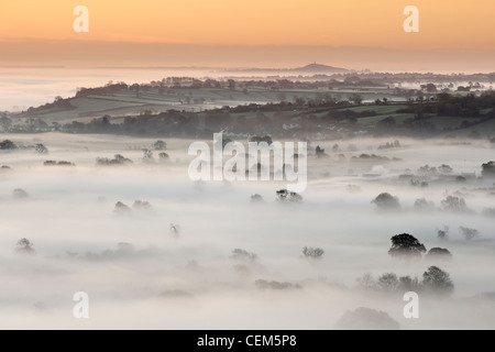 Glastonbury Tor und die Insel Wedmore, an einem nebligen Morgen von Crook Peak betrachtet. Somerset, UK. Stockfoto