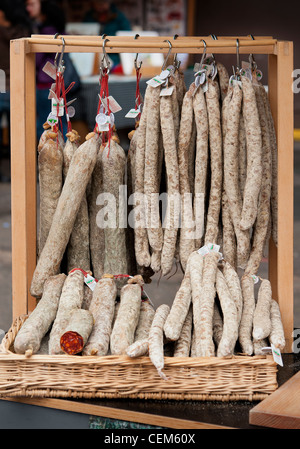 Auswahl an Salamiwurst, die in einem Marktstall aufhängt. Borough Market London England UK Stockfoto