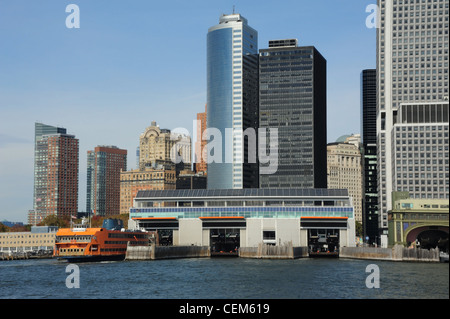 Blauer Himmel im Herbst Blick, vom East River Circle Line Cruise, orange Fähre Staten Island Ferry Terminal, Lower Manhattan, New York Stockfoto