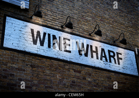 Wine WHARF Malte Schild an der Seite eines großen Ziegelgebäudes Stockfoto