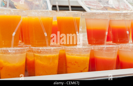 Marktstall mit frisch gepressten Fruchtsäften Stockfoto