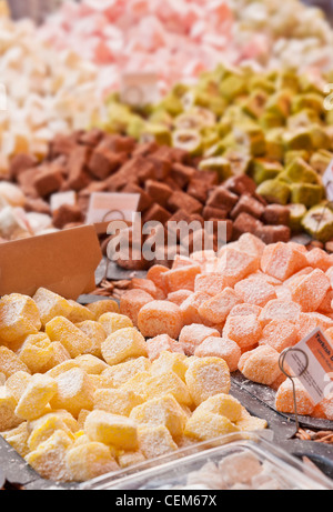 Helle und bunte Auswahl an Turkish Delight auf einem Marktstand Stockfoto