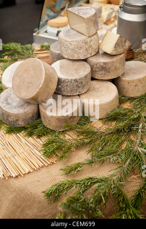 Anzeige der Käse auf dem stall auf einen Tannenzweig und canvas-Tasche Stockfoto