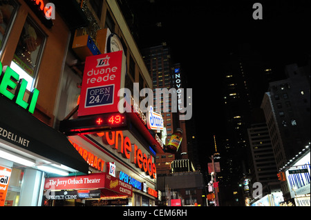 Schwarzer Himmel Nacht rot grün Neon Shop Ansichtsnamen, Duane Reade Apotheke, Jerry Orbach Theatre, Broadway West 50th Street, New York Stockfoto